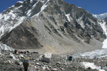 IMG_8302 Weg zum Basecamp Yaks Hubschrauberwrack.jpg